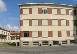 L'edificio delle scuole medie. Il progetto per della sua costruzione è del 1960 